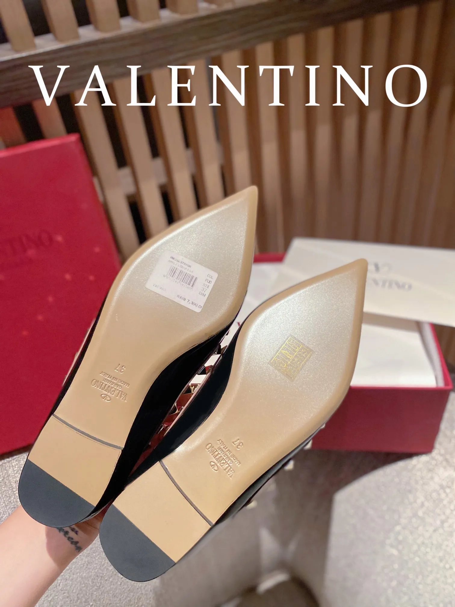 👟👟Ex-factory price 520👟👟Women's shoes, women's clothing, women's shoes, women's clothing 𝙑𝙖𝙡𝙚𝙣𝙩𝙞𝙣𝙤/Valentino𝙑𝙏 🎁Latest colors😍ʚ😊ɞ has been an Italian national treasure brand since the 1960s. Timeless and deeply rooted in people's hearts❤ Never out of date. One of the must-have items 〰 ɪɴѓᴏʀᴍᴀᴛɪᴏɴ 〰♡ There are many colors for you to choose from💝Original molded electric rivets (non-oxidized) High-end customized imported cowhide➠Mirror patent leather❗️Details in place🆚Exclusive color card💯Comfortable sheepskin lining✅Imported Italian leather outsole🇮🇹 Code number: 35-39 (34.40.41.42) additionally customized♡♡